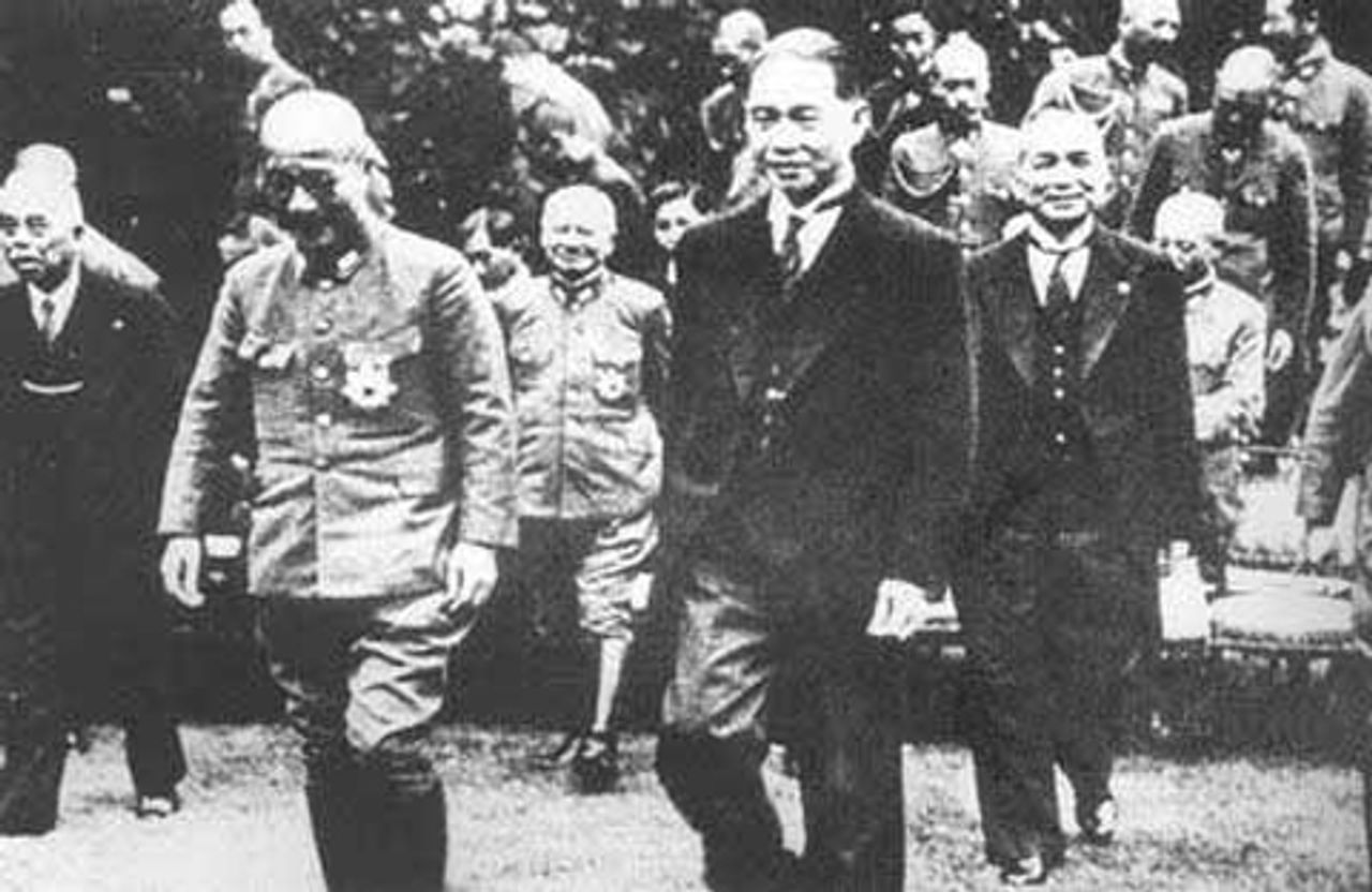 Japans Premierminister Hideki Tojo (links) und Wang Ching-wei im Jahre 1942
