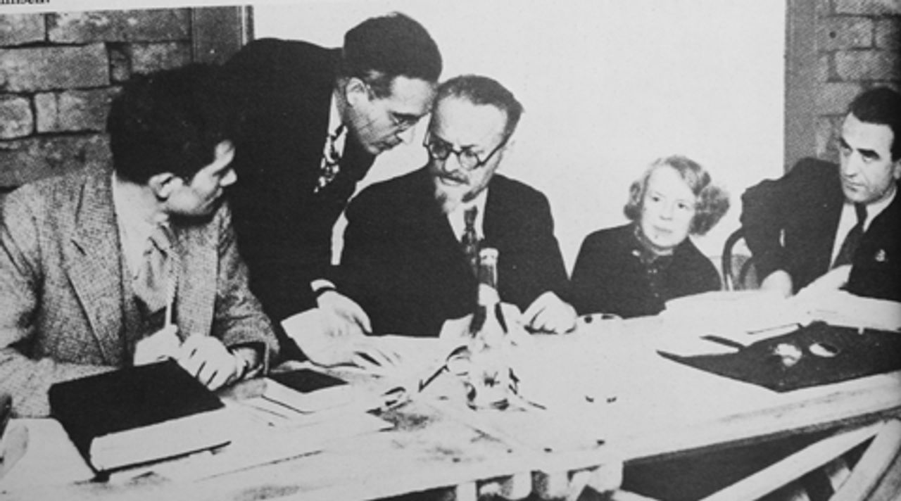 Trotzki bespricht sich mit seinem Anwalt Albert Goldman während der Anhörungen der Dewey-Kommission in Coyoacán, Mexiko. Zu seiner Linken sitzt seine Frau Natalja.